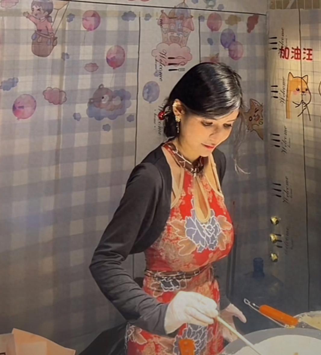 网红狗头萝莉近况曝光！街头摆摊卖煎饼果子，与粉丝互动心情大好