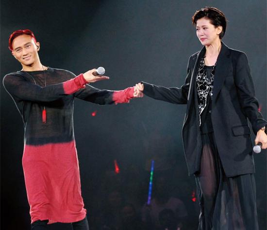 娱乐圈好男人困境：忠诚频破产狗血撒一身