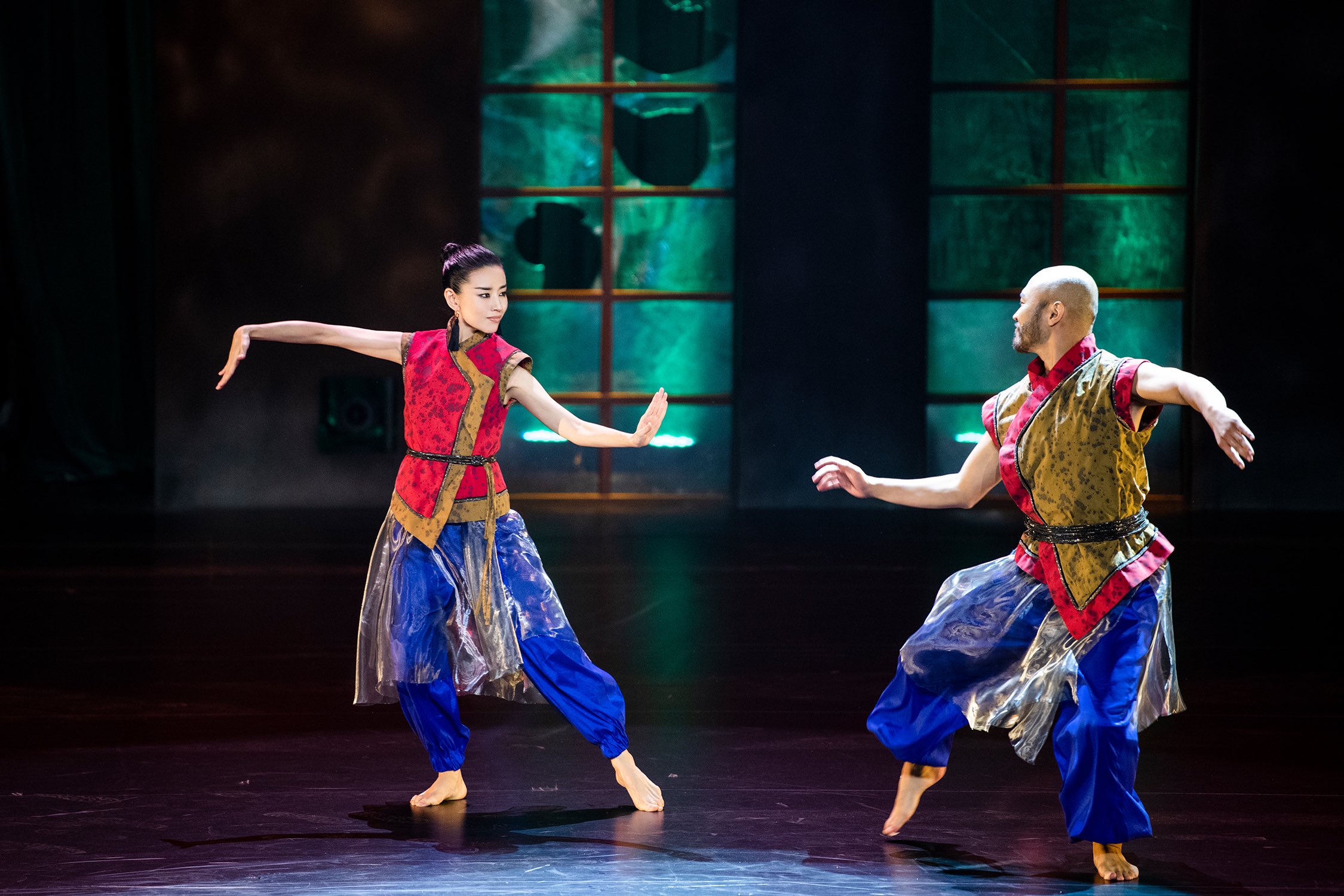 董洁、秦岚两位“富察皇后”相遇《新舞林大会》