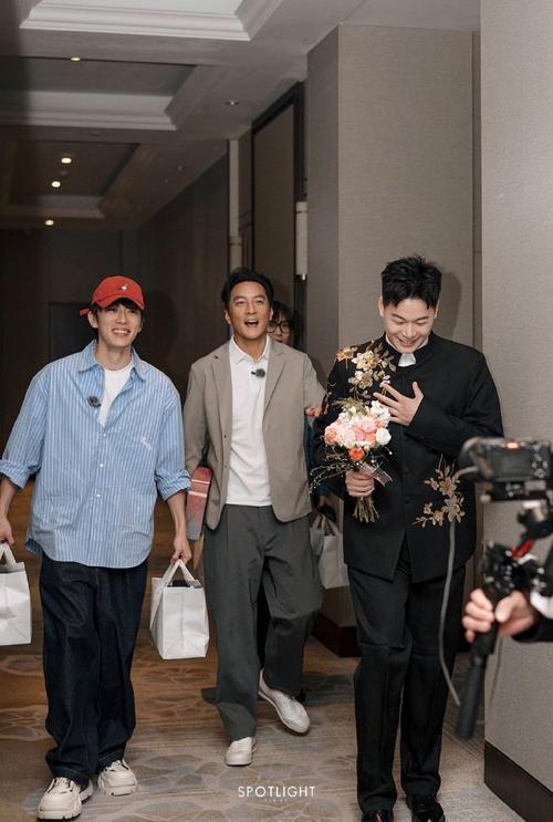 最强伴郎团刷屏！2PM全员当伴郎,吴彦祖送外卖也能入团